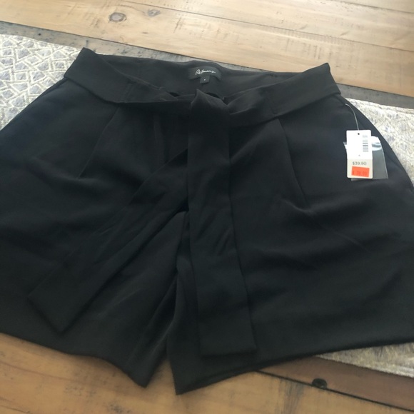 Shorts - Picture 3 of 5